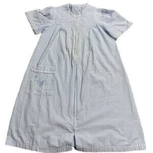 Vintage Womens Medium Seersucker Housecoat Striped Short Sleeve Front Zip Blue
